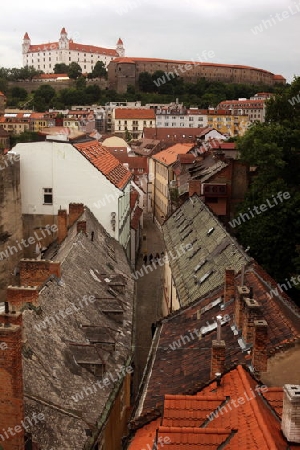 Europa, Slowakei, Bratislava, Altstadt, Hauptstadt
Eine Gasse mit der Burg in Altstadt der Hauptstadt Bratislava in der Slowakei in Osteuropa.  