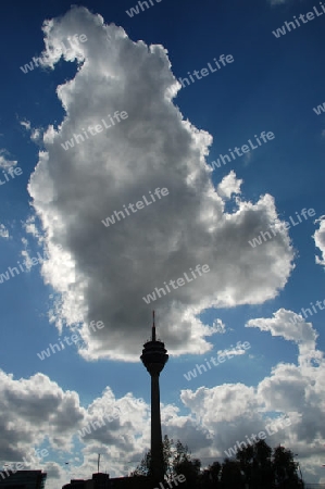 Turm k?sst Wolke