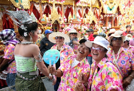 Menschen an der Festparade beim Bun Bang Fai oder Rocket Festival in Yasothon im Isan im Nordosten von Thailand. 