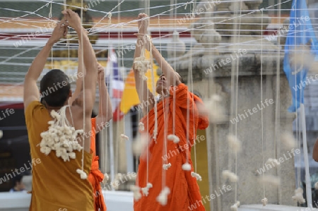 Moenche bei den Vorbereitungen auf die Neujahrsnacht Feier in der Tempelanlage des Wat Pho in der Hauptstadt Bangkok von Thailand in Suedostasien.