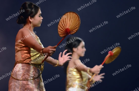 Taenzerinnen bei einem traditionellen Tanz im Santichaiprakan Park am Mae Nam Chao Phraya in der Hauptstadt Bangkok von Thailand in Suedostasien.