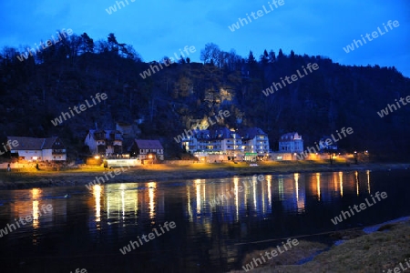 Rathen an der Elbe im Elbsandsteingebirge in abendlicher D?mmerung