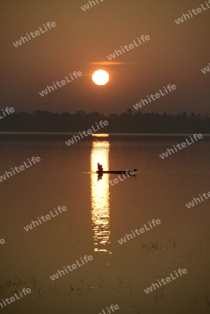 Ein Fischer auf dem See in Amnat Charoen im Isan im osten von Thailand,