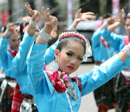 Eine traditionelle Tanz Gruppe zeigt sich an der Festparade beim Bun Bang Fai oder Rocket Festival in Yasothon im Isan im Nordosten von Thailand. 