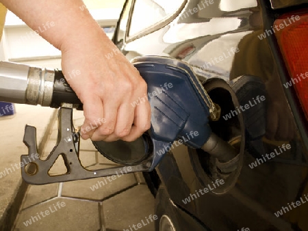 Hand beim betanken eines Autos