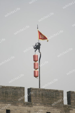 Altstadt von Xian, Blick auf die Stadtmauer - Lampions und Fahne