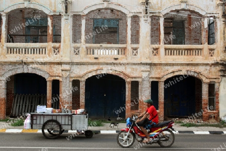 Ein kolloniales Haus in der Stadt Savannahet in zentral Laos an der Grenze zu Thailand in Suedostasien.