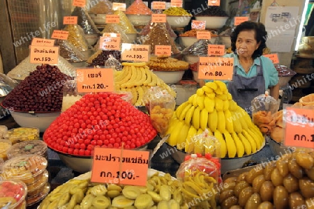 Ein Marktstand auf dem Markt in der Tempelstadt Ayutthaya noerdlich von Bangkok in Thailand.