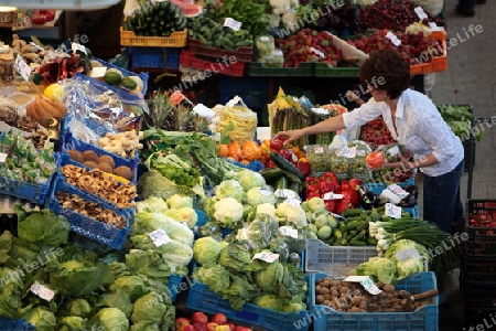 Der Markt in der Markthalle in der Altstadt von Wroclaw oder Breslau im westen von Polen.