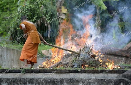 Der untere Teil des Tempel Wat Phra That Doi Kong Mu ueber dem Dorf Mae Hong Son im norden von Thailand in Suedostasien.