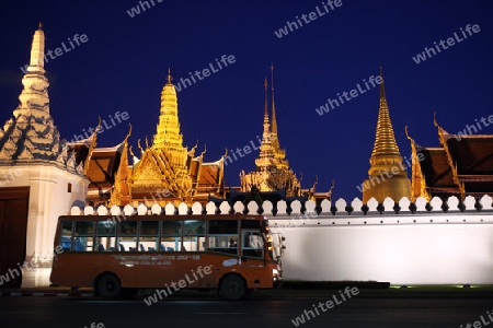 Das Tempelgelaende in der Abendstimmung mit dem Wat Phra Keo beim Koenigspalast im Historischen Zentrum der Hauptstadt Bangkok in Thailand. 