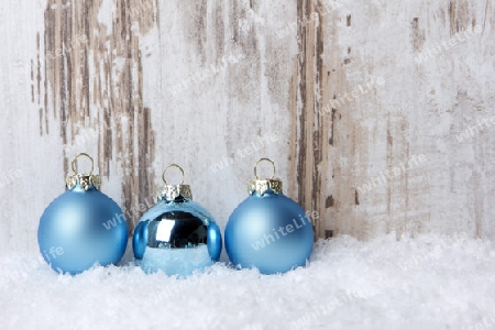 Weihnachten, Dekoration mit Holzhintergrund, Schnee und Weihnachtskugeln tuerkis