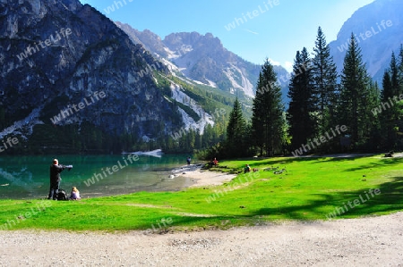 Wilder Bergsee im milden Herbst