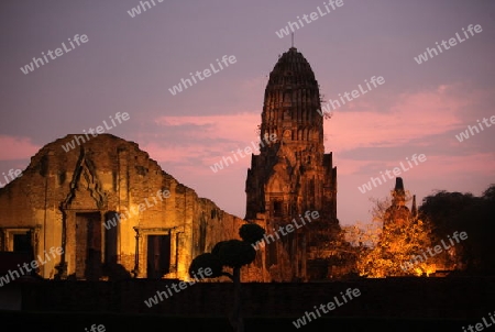 Der Wat Ratburana Tempel in der Tempelstadt Ayutthaya noerdlich von Bangkok in Thailand