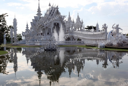 Der Tempel Wat Rong Khun 12 Km suedlich von Chiang Rai in der Provinz chiang Rai im Norden von Thailand in Suedostasien.