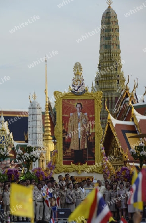 Tausende von Thailaender zelebrieren den Kroenungstag des Koenig Bhumibol auf dem Sanam Luang Park vor dem Wat Phra Kaew in der Stadt Bangkok in Thailand in Suedostasien.  