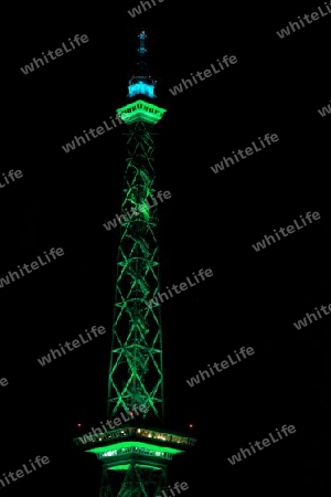 gr?ner berliner funkturm bei nacht