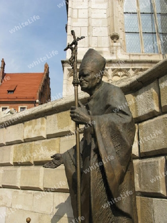 Papst Denkmal vor der Wawelkathedrale