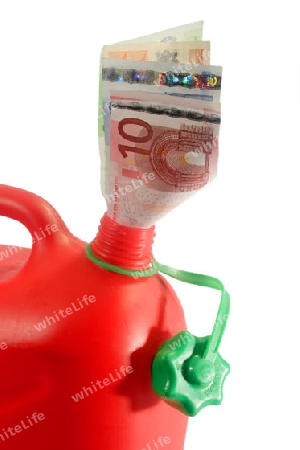 Roter Benzinkanister mit Banknoten freigestellt auf weissem Hintergrund