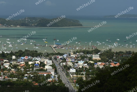 Die Sicht von den Bergen nach Chalong im sueden der Insel Phuket im sueden von Thailand in Suedostasien.