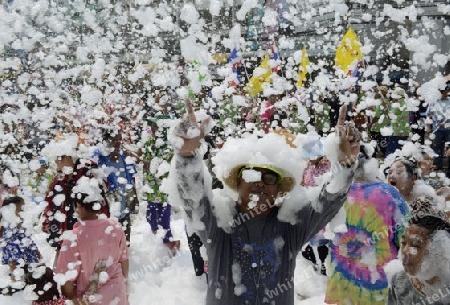 Das Songkran Fest oder Wasserfest zum Thailaendischen Neujahr ist im vollem Gange in Ayutthaya noerdlich von Bangkok in Thailand in Suedostasien.  