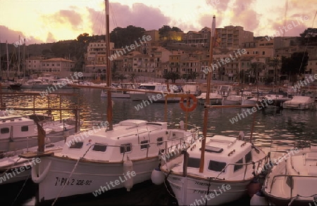 Das Fischerdorf Port de Alcudia mit dem Bootshafen im Februar im Osten der Insel Mallorca einer der Balearen Inseln im Mittelmeer.  