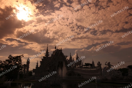 Der Tempel Wat Rong Khun 12 Km suedlich von Chiang Rai in der Provinz chiang Rai im Norden von Thailand in Suedostasien.