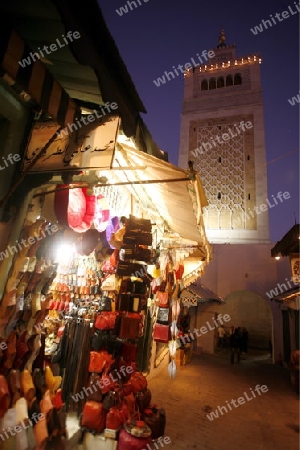 Afrika, Nordafrika, Tunesien, Tunis
Die Grosse Moschee Zaytouna mit einer Marktgasse in der Medina oder  Altstadt der Tunesischen Hauptstadt Tunis. 






