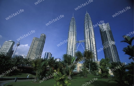 Die Petronas Twin Towers in der Hauptstadt Kuala Lumpur in Malaysia in Suedost Asien.