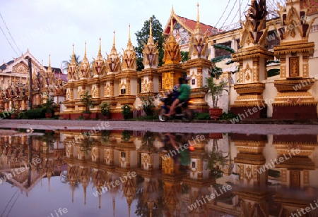 Der Tempel Wat Sainyaphum in der Stadt Savannahet in zentral Laos an der Grenze zu Thailand in Suedostasien.