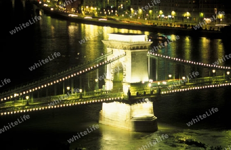 Die Kettenbruecke ueber der Donau und das Parlament in der Hauptstadt von Ungarn in Osteuropa..