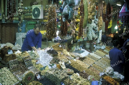 Der Souq, Bazaar oder Markt von Kapali Carsi im Stadtteil Sultanahmet in Istanbul in der Tuerkey.