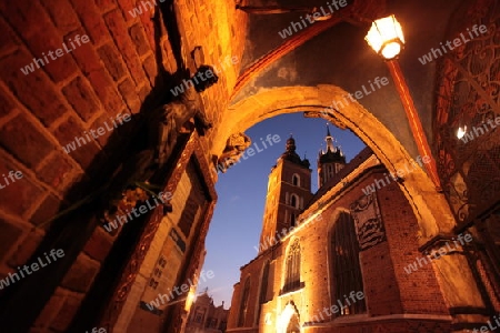 Der Rynek Glowny Platz mit der Marienkirche in der Altstadt von Krakau im sueden von Polen. 