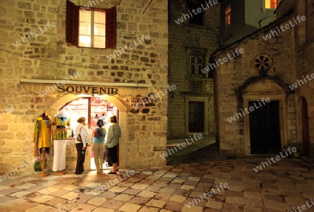 Die Altstadt von Kotor mit einem Souvenier Shop in der inneren Bucht von Kotor in Montenegro im Balkan am Mittelmeer in Europa.