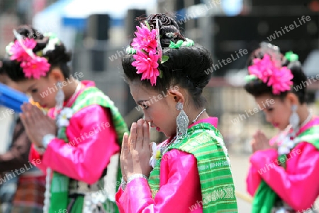 Eine traditionelle Tanzgruppe mit der thailaendischen Begruessung  zeigt sich an der Festparade beim Bun Bang Fai oder Rocket Festival in Yasothon im Isan im Nordosten von Thailand. 