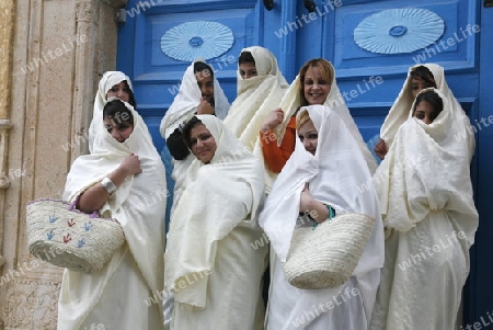 Afrika, Nordafrika, Tunesien, Tunis, Sidi Bou Said
Junge Frauen im traditionellen weissen Schleier in der Altstadt von Sidi Bou Said in der Daemmerung am Mittelmeer und noerdlich der Tunesischen Hauptstadt Tunis. 






