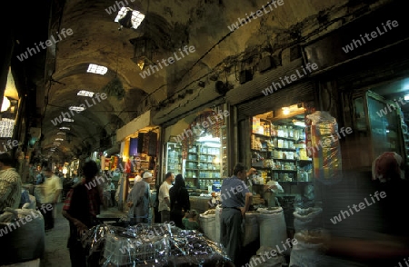 Auf dem Souq oder Markt in der Altstadt von Aleppo in der Hauptstadt von Syrien.