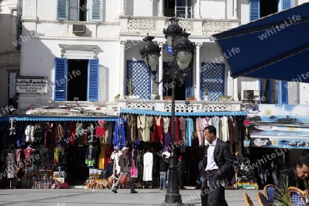 Eine Gasse im Souq oder Bazzar in der Altstadt  von Tunis am Mittelmeer in Tunesien in Nordafrika..