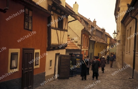 Eine Gasse im Goldschmide Viertel von Prag der Hauptstadt der Tschechischen Republik