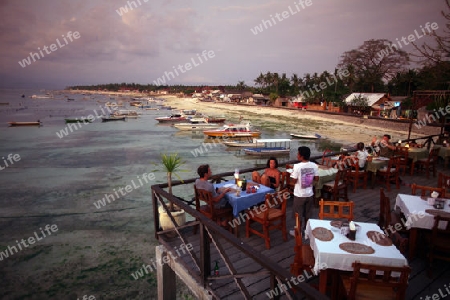 Ein Strand in Jungutbatu Beach im westen der kleinen Insel Nusa Lembongan im osten der Insel Bali in Indonesien in Suedostasien.