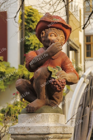 Ein Trauben fressender Affe als Brunnenfigur auf dem Basler Andreasplatz