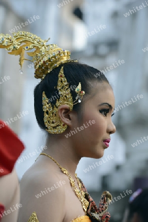 Taenzerinnen bei einem traditionellen Tanz im Santichaiprakan Park am Mae Nam Chao Phraya in der Hauptstadt Bangkok von Thailand in Suedostasien.