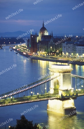 Die Kettenbruecke ueber der Donau und das Parlament in der Hauptstadt von Ungarn in Osteuropa..