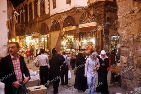 Eine Gasse mit Geschaeften im Souq in der Altstadt der Syrischen Hauptstadt Damaskus