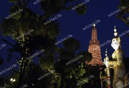 Der Wat Arun Tempel in der Stadt Bangkok in Thailand in Suedostasien.