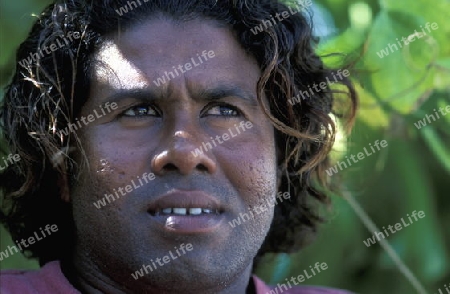 
Ein Mann auf der Einheimischen Insel Dhangethi unweit der Insel Meeru im Northmale Atoll auf den Inseln der Malediven im Indischen Ozean.  