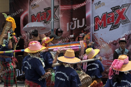 Ein Raketentraeger an der Festparade beim Bun Bang Fai oder Rocket Festival in Yasothon im Isan im Nordosten von Thailand. 