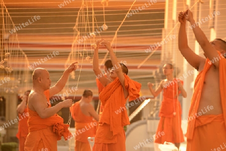 Moenche bei den Vorbereitungen auf die Neujahrsnacht Feier in der Tempelanlage des Wat Pho in der Hauptstadt Bangkok von Thailand in Suedostasien.