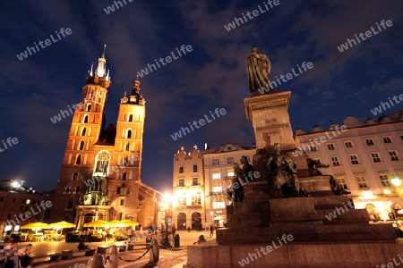 Der Rynek Glowny Platz mit der Marienkirche in der Altstadt von Krakau im sueden von Polen. 