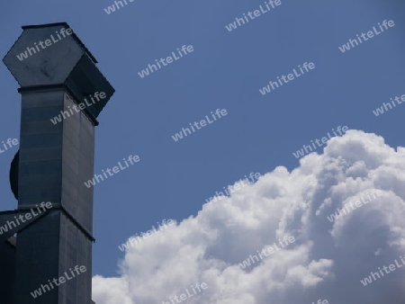 Stahlkamin mit blauem Himmel 2